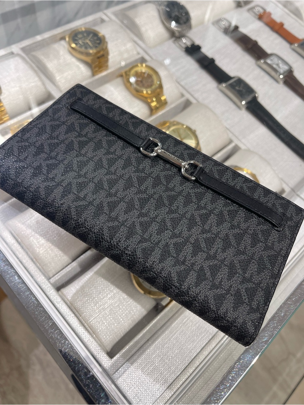Michael Kors Carson Large Signature Logo Snap Wallet
Black/Silver Hardware
NWT - Picture 13 of 16